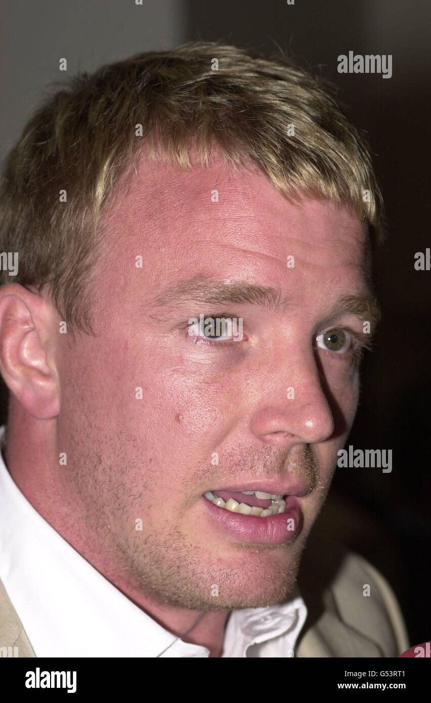 Guy Ritchie, réalisateur du nouveau gangster Swatch, qui arrive pour sa première au cinéma Odeon Leicester Square, à Londres.* 22/1/2001: Son film Swatch a eu un bon premier week-end au box-office américain, entrant en tant que quatrième plus grand-gagnant film, il a été révélé.Le caller comique de vol de diamants avec Brad Pitt a pris 5.24 millions de dollars. Banque D'Images