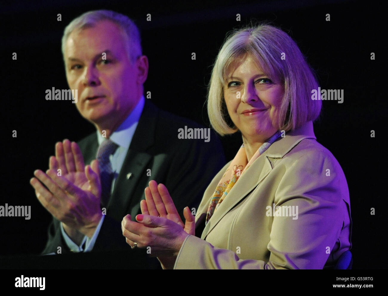 La secrétaire à l'intérieur Theresa May avec le directeur de Stonewall, Ben Sumerskill, lors de la conférence sur la diversité en milieu de travail de Stonewall au Queen Elizabeth II Conference Centre, à Londres, où elle s'est adressée aux délégués. Banque D'Images