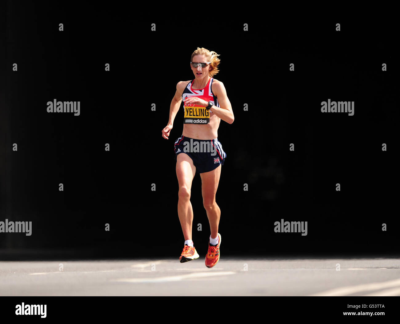 Liz en Grande-Bretagne hurle pendant le Marathon de Londres de Virgin Money lors du 32e Marathon de Londres de Virgin. Banque D'Images
