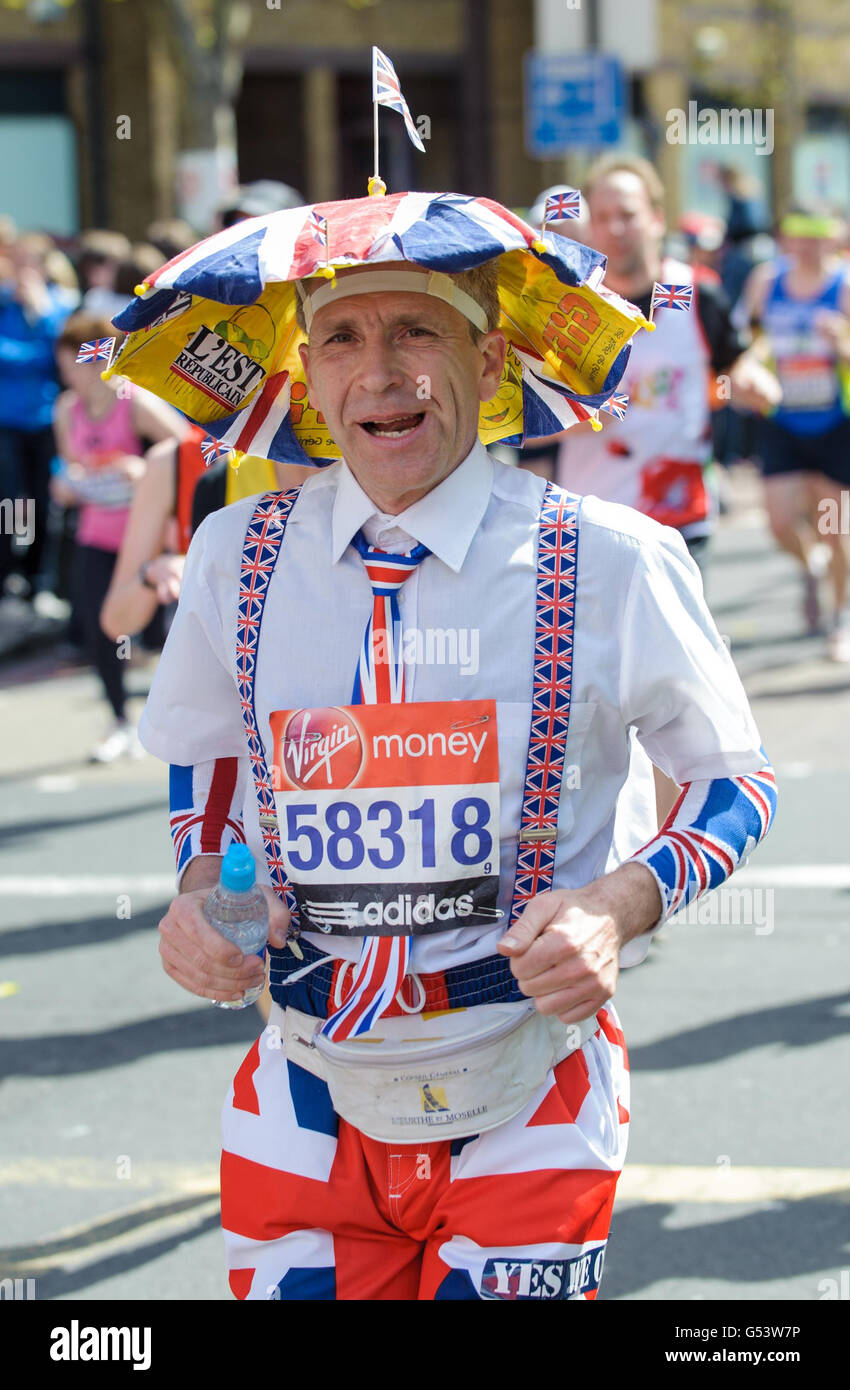 Un coureur en costume participe au 32ème marathon de Virgin London à Londres. Banque D'Images