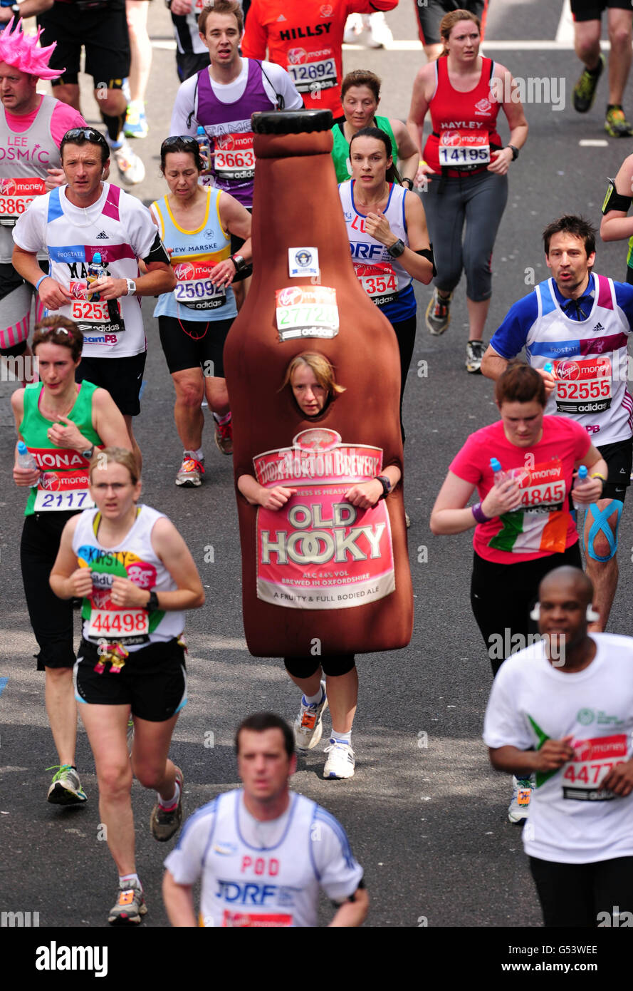 Athlétisme - 32ème marathon de Virgin London.Un concurrent en costume fantaisie lors du 32e marathon de Virgin London à Londres. Banque D'Images