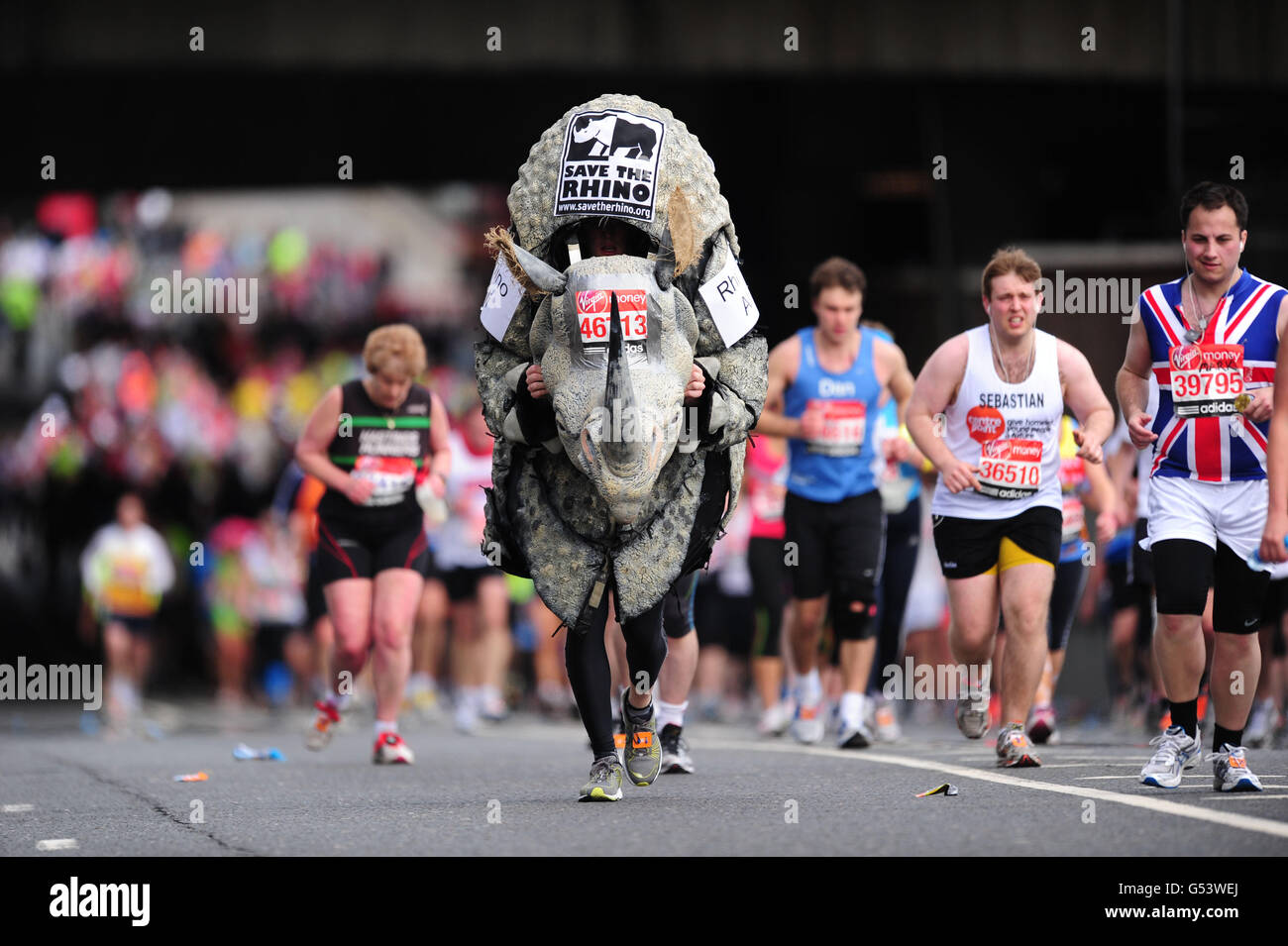 Un concurrent s'habille comme un Rhino lors du 32e marathon de Virgin London à Londres. Banque D'Images