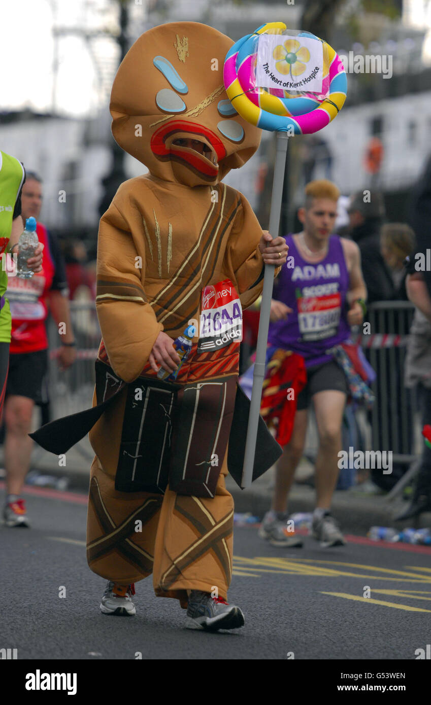 Un concurrent chic lors du 32e marathon de Virgin London à Londres. Banque D'Images