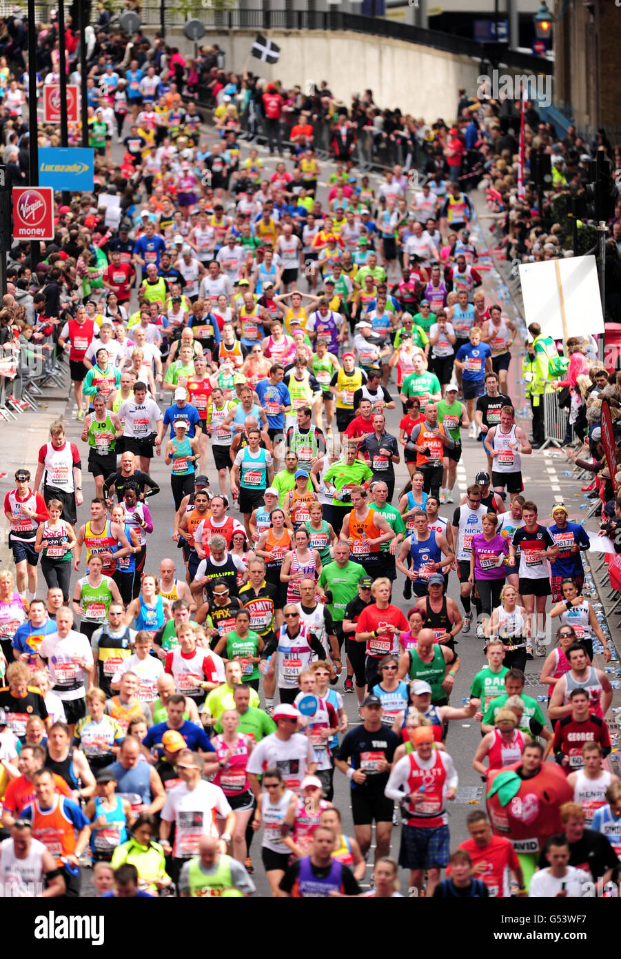 Athlétisme - 32ème marathon de Virgin London.Coureurs lors du 32e marathon de Virgin London à Londres. Banque D'Images