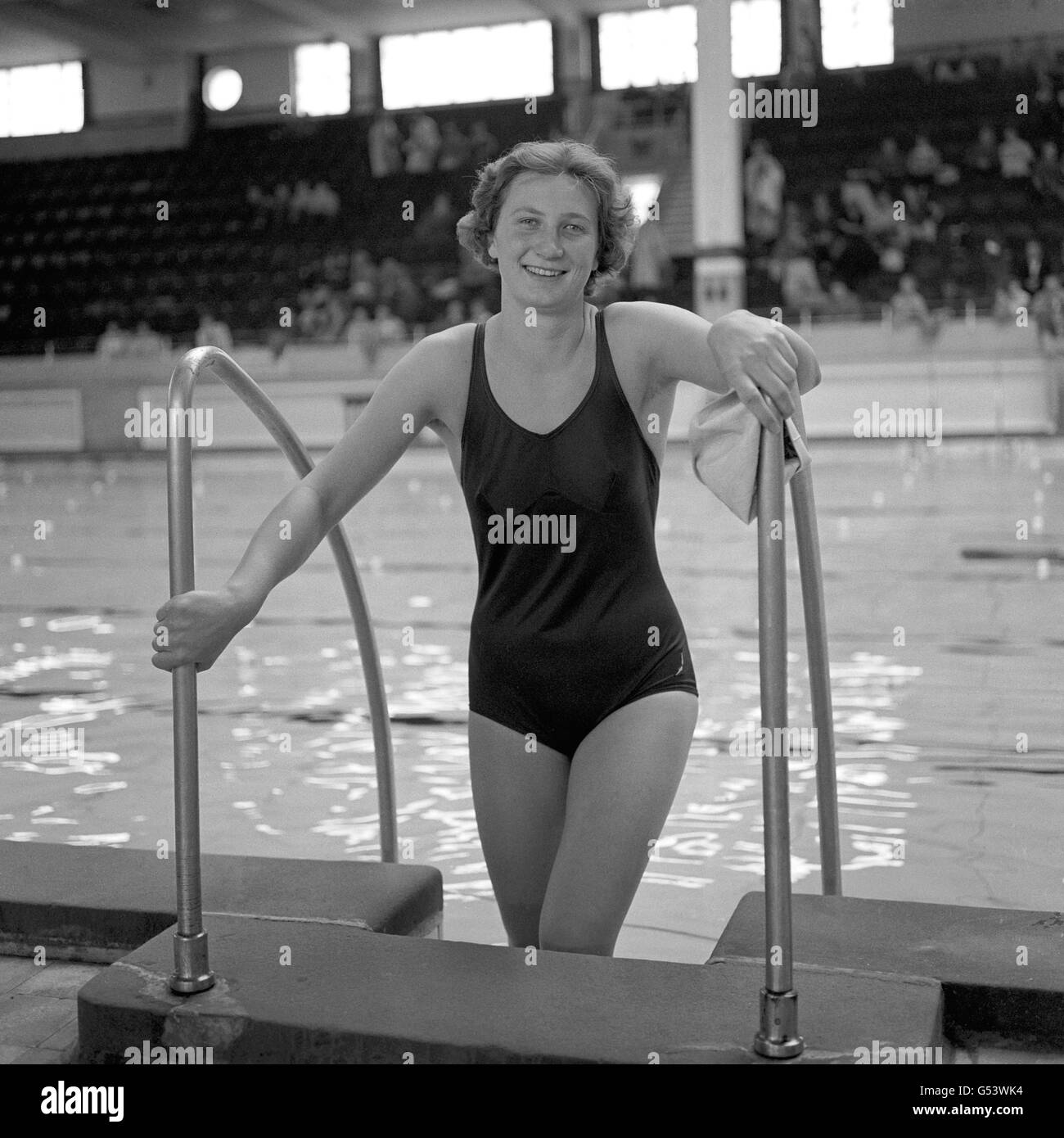 Anita Lonsbrough, médaillée d'or olympique de 20 ans de HUDDERSFIELD, Yorkshire, qui sera l'un des nageurs clés de Grande-Bretagne lors des championnats européens de 1962 à Leipzig, en Allemagne de l'est. Banque D'Images