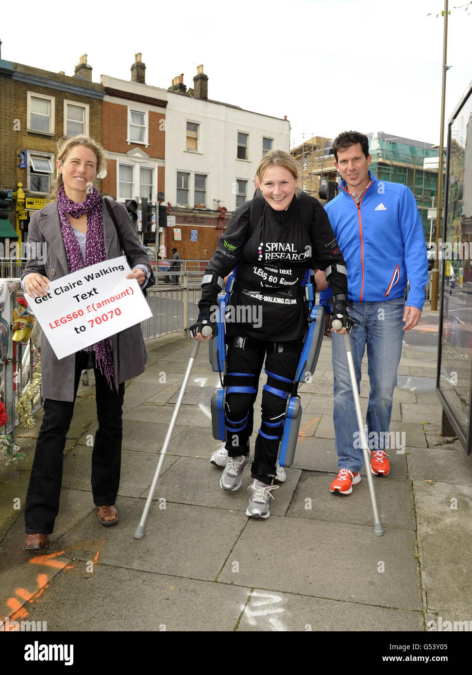 Athlétisme - 32ème marathon de Virgin London.Claire Lomas marche avec Tim Henman et sa femme Lucy Henman à Woolwich lors du 32e marathon de Virgin London à Londres. Banque D'Images