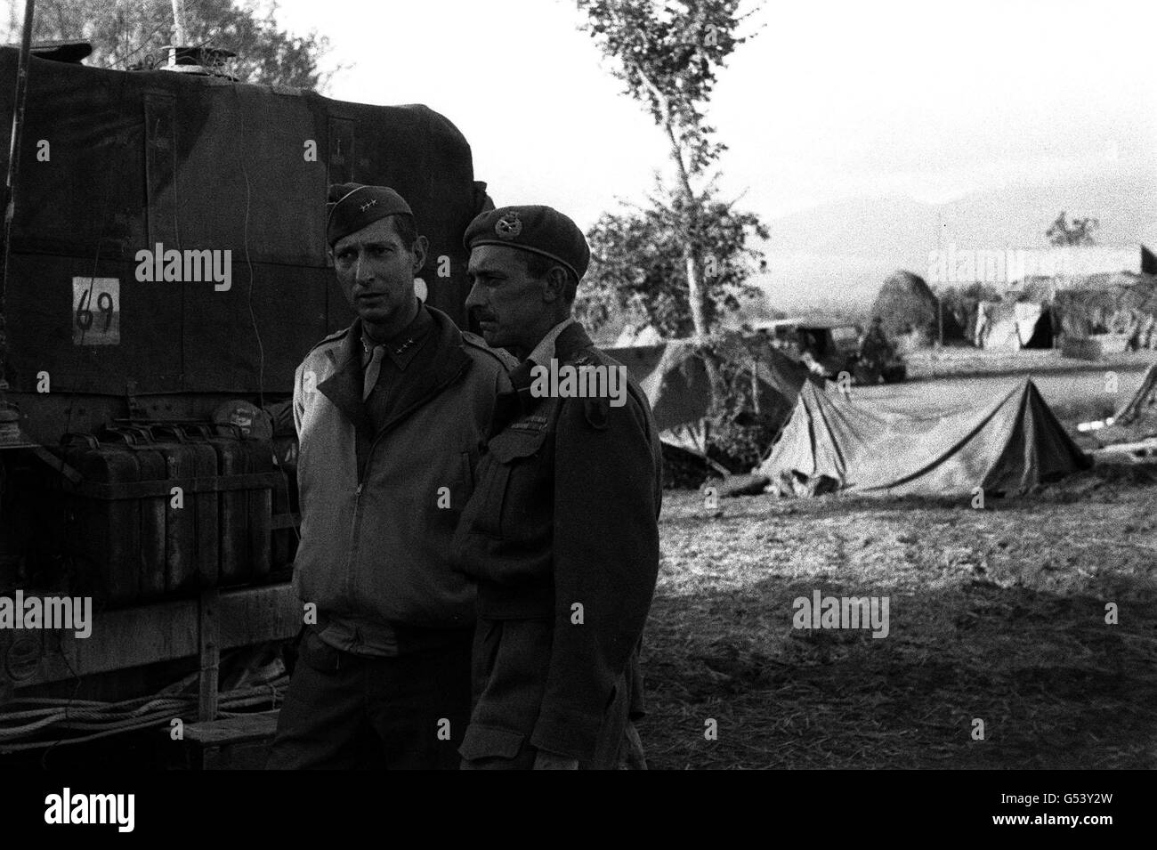 ITALIE 1943: Le général de l'armée des États-Unis Mark Clark (à gauche) avec un haut officier de l'armée britannique à Salerno, dans le sud de l'Italie, lors d'une visite du général Eisenhower peu avant la capitulation italienne.Clark a ensuite dirigé les forces alliées dans la ville ouverte de Rome le 4/6/44.Photo de la collection PA Seconde Guerre mondiale. Banque D'Images