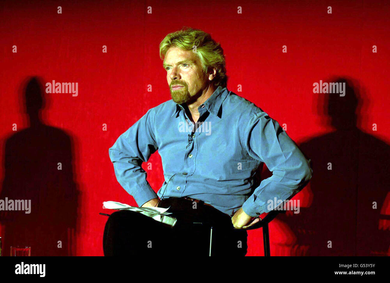 Sir Richard Branson à Notting Hill, Londres, le lancement du tout premier magasin de détail Internet/High Street au Royaume-Uni appelé VShop. * plus tôt, il s'est habillé comme docteur qui et a ouvert le champagne d'un 'Tardis', qui représentait une boutique offrant acess à plus de 110 000 produits de musique et de film ainsi que acess à Virgin.com. Banque D'Images