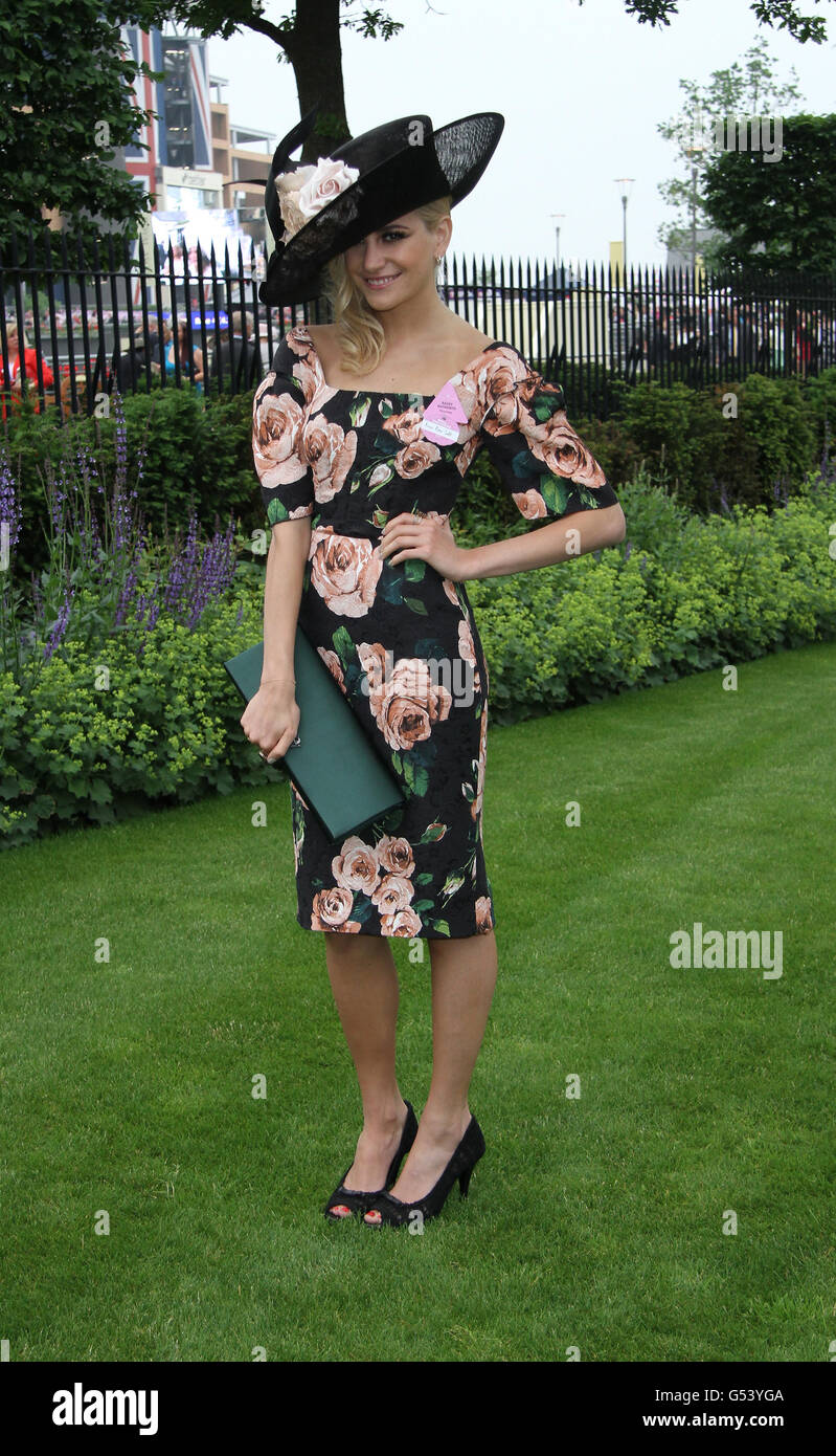 ASCOT - JUN 20, 2013 : Pixie Lott vu à Ascot race course sur Mesdames jour Royal Ascot Banque D'Images