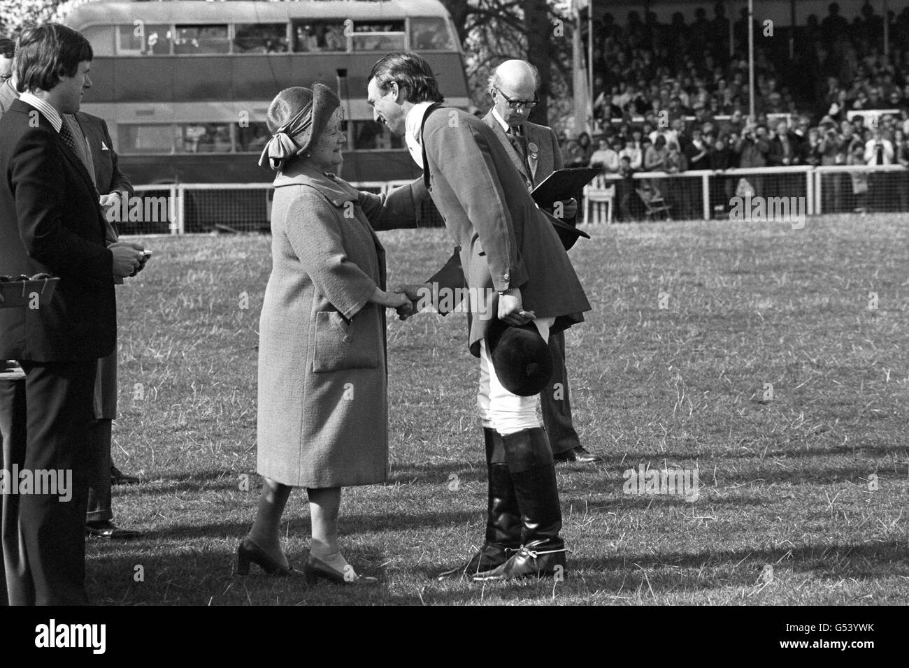 Le capitaine Mark Phillips sur le point d'embrasser la grand-mère de sa femme, la Reine mère, lors de la présentation du prix après la fin des épreuves de badminton. Le capitaine Phillips, le mari de la princesse Anne, recevait le plat Armada pour avoir terminé plus de cinq épreuves de badminton Banque D'Images