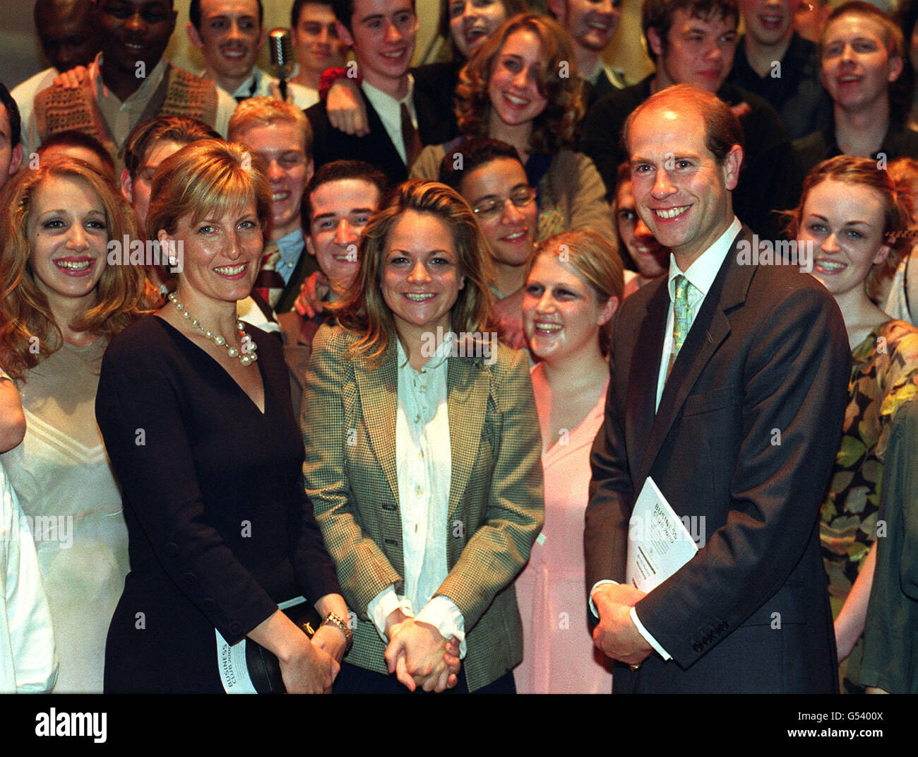 Le comte et la comtesse de Wessex en coulisses avec des acteurs, après avoir assisté à une représentation de 'ils Shoot chevaux, n'est-ce pas ?'Par le National Youth Theatre of Great Britain au Apollo Theatre, sur l'avenue Shafesbury à Londres. Banque D'Images