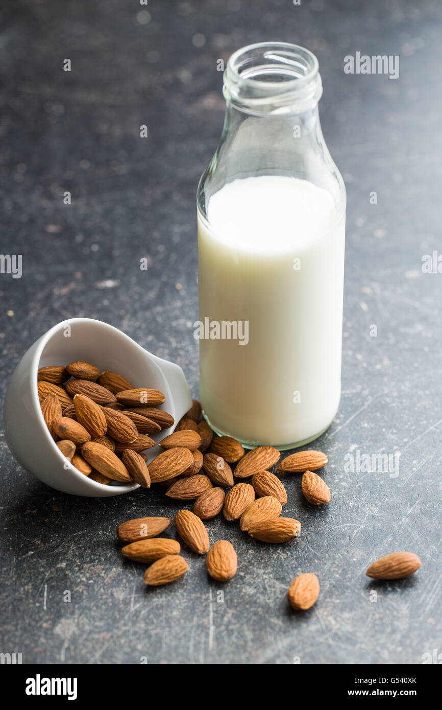 Le lait d'amande et des amandes. Flacon en verre de lait délicieux. Banque D'Images