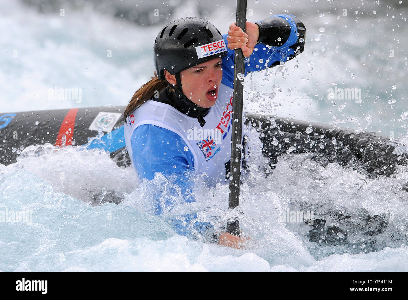 Canoë - essais de sélection de Tesco Canoe Slalom 2012 - troisième jour - Lee Valley White Water Centre. Emily Woodcock, Stafford et Stone Canoe Club Banque D'Images