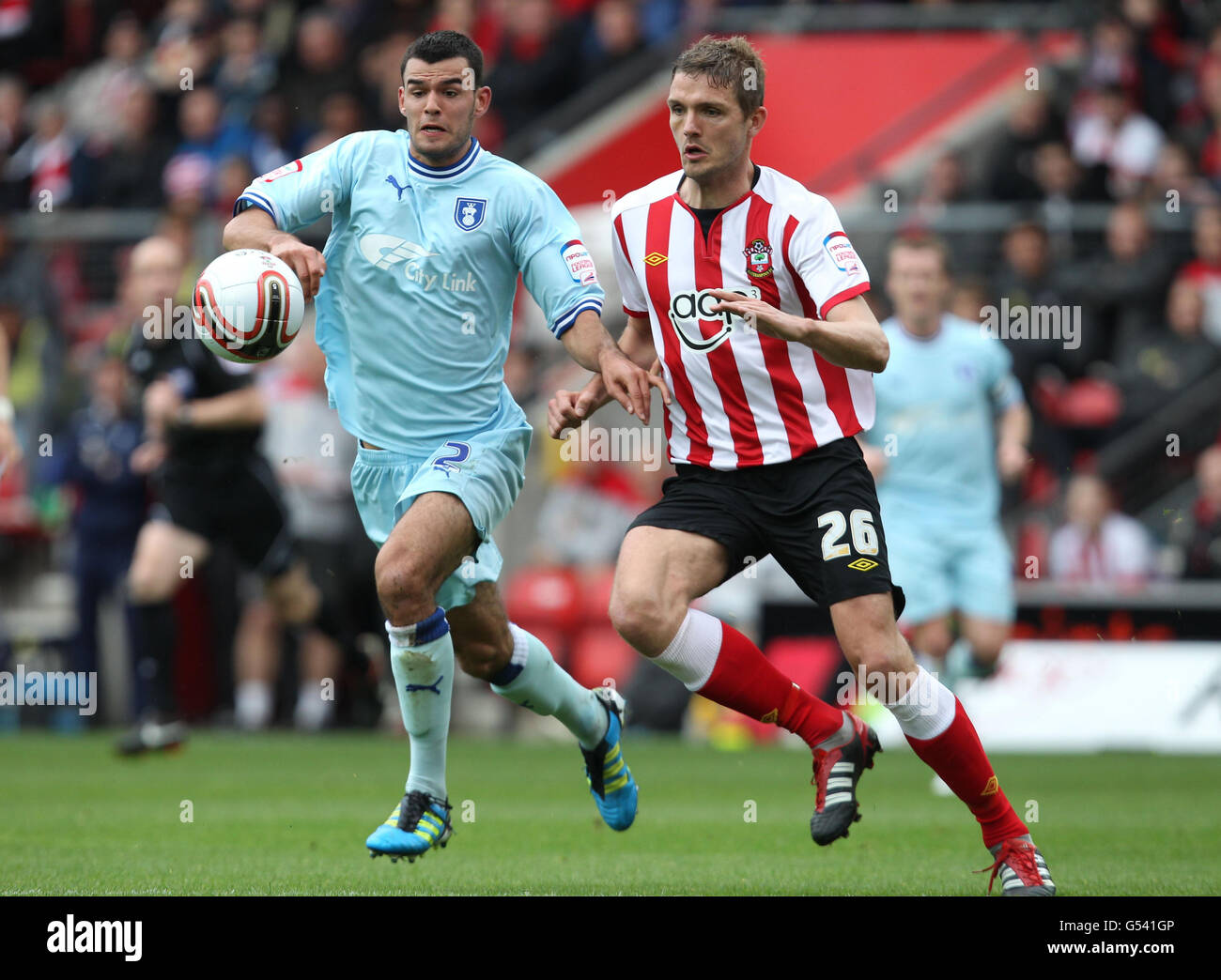 Conor Thomas de Coventry City et Jos Hooiveld de Southampton se battent pour le ballon lors du match de championnat de la npower football League à St Mary's, Southampton. Banque D'Images