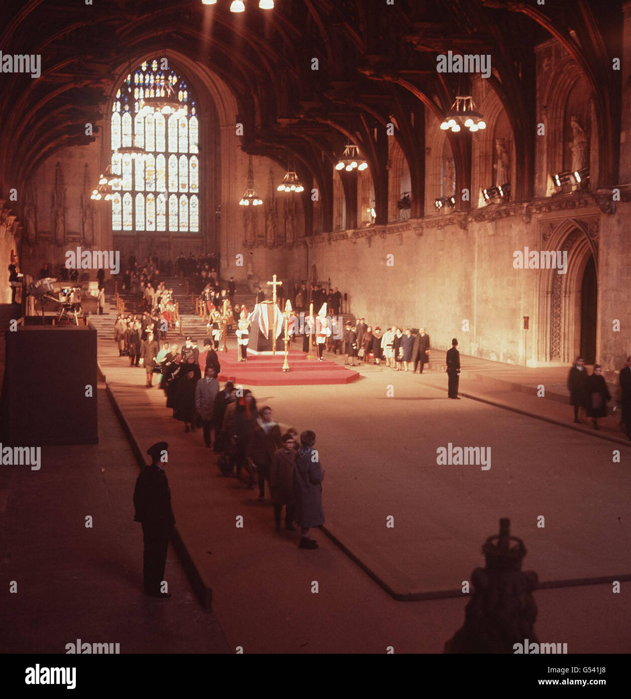 Les membres du dossier public, par l'intermédiaire de Westminster Hall, à Londres, pour rendre les derniers hommages à l'État de Sir Winston Churchill. Banque D'Images
