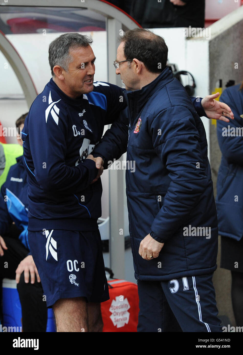 Owen Coyle, directeur de Bolton Wanderers (à gauche), accueille Martin O'Neill, directeur de Sunderland, lors du match de la première ligue de Barclays au stade Light, Sunderland Banque D'Images