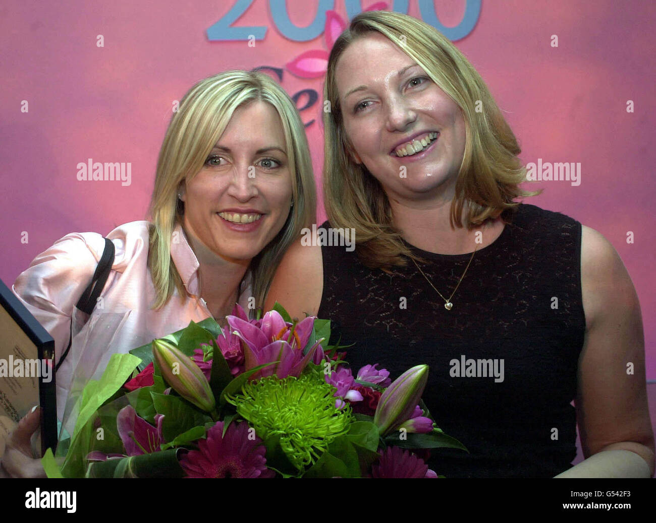 Heather Mills, présentatrice à la télévision et militante caritative, et Helen Smith, présentatrice à la télévision et mannequin, qui sont toutes deux amputées, après avoir été nommée gagnante conjointe du Cosmopolitan/Secret Women Award à Park Lane à Londres. Banque D'Images