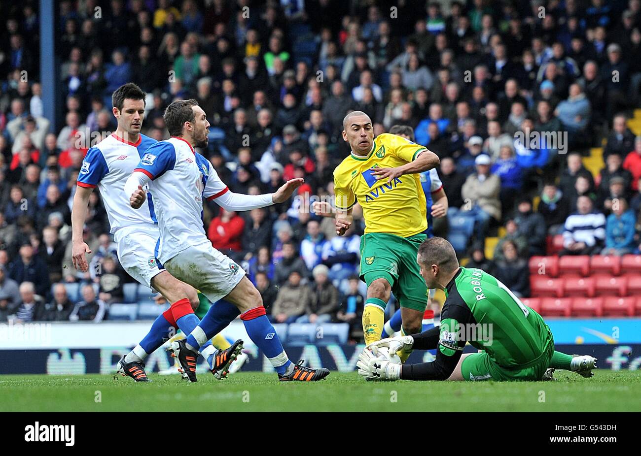 Football - Barclays Premier League - Blackburn Rovers / Norwich City - Ewood Park.Le gardien de but de Blackburn Rovers, Paul Robinson (à droite), sauve aux pieds de James Vaughan de Norwich City Banque D'Images