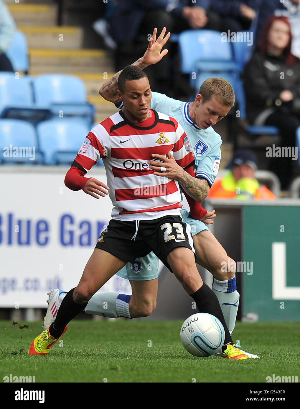 Football - championnat de football npower - Coventry City / Doncaster Rovers - Ricoh Arena.Doncaster Rovers Kyle Bennett et Carl Baker de Coventry City se battent pour le ballon Banque D'Images