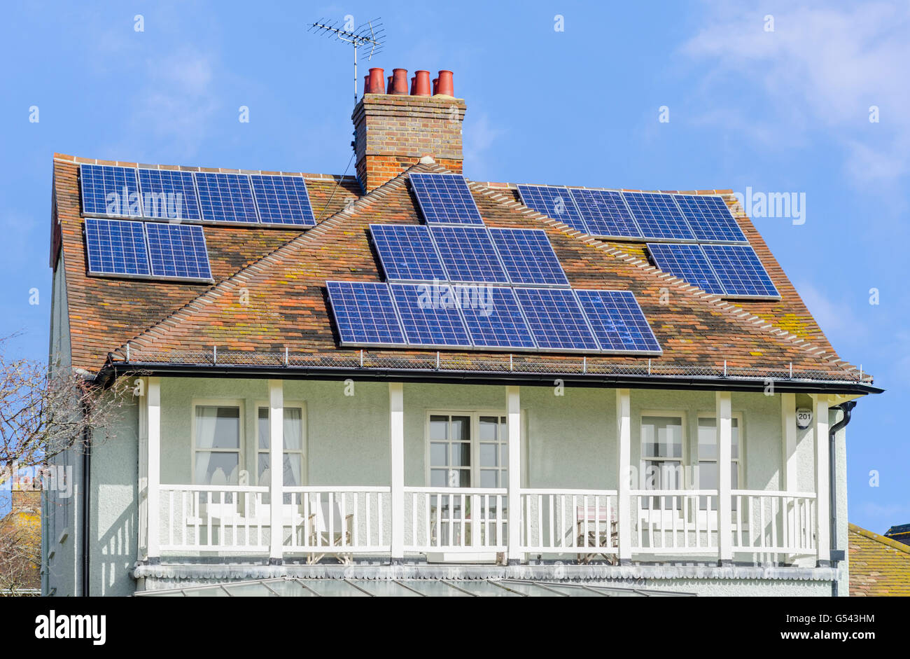 Des panneaux solaires sur le toit d'une maison ancienne au Royaume-Uni. Banque D'Images