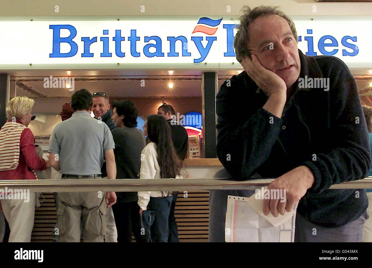 Les passagers se rassemblent au comptoir Brittany Ferries du terminal de ferry de Portsmouth après que de nombreux bateaux à destination de la France aient été annulés en raison d'un blocus des ports du nord de la France par des pêcheurs protestant contre le prix du carburant.*les vacanciers ont annulé leurs voyages sur le continent ou ont été réduits en pointillé à Folkestone pour monter à bord du Shuttle. Banque D'Images