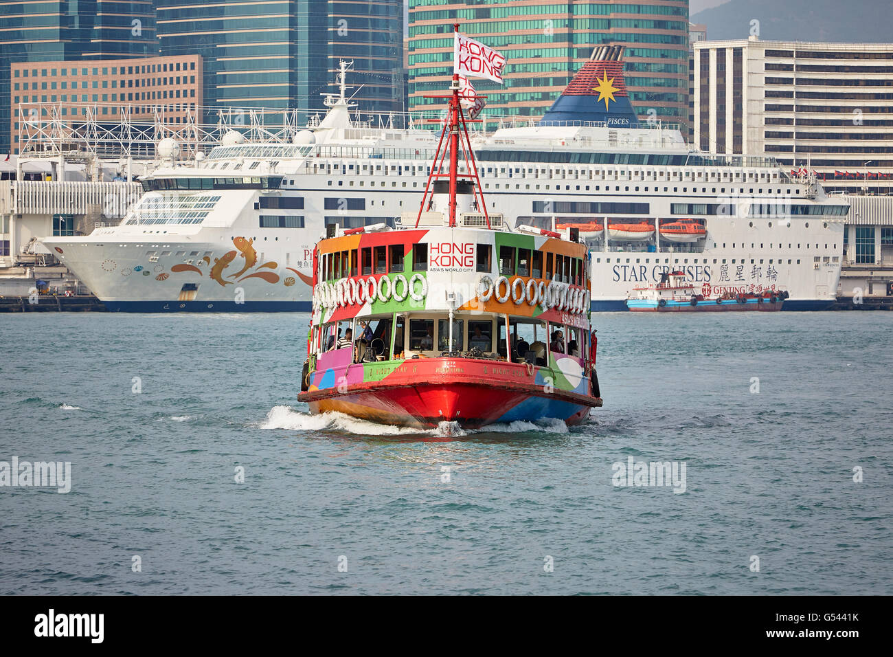 Une Star Ferry traversant Victoria à Hong Kong. Banque D'Images