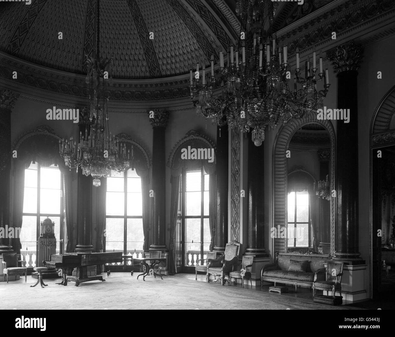 La salle de musique richement dorée à deux dômes, à l'intérieur du palais de Buckingham, montrant quelques-unes de ses 120 chaises Louise XIV et l'une de ses quatre canapés. Le magnifique Regency pianoforte est vu dans la grande baie qui abrite cinq fenêtres. Banque D'Images