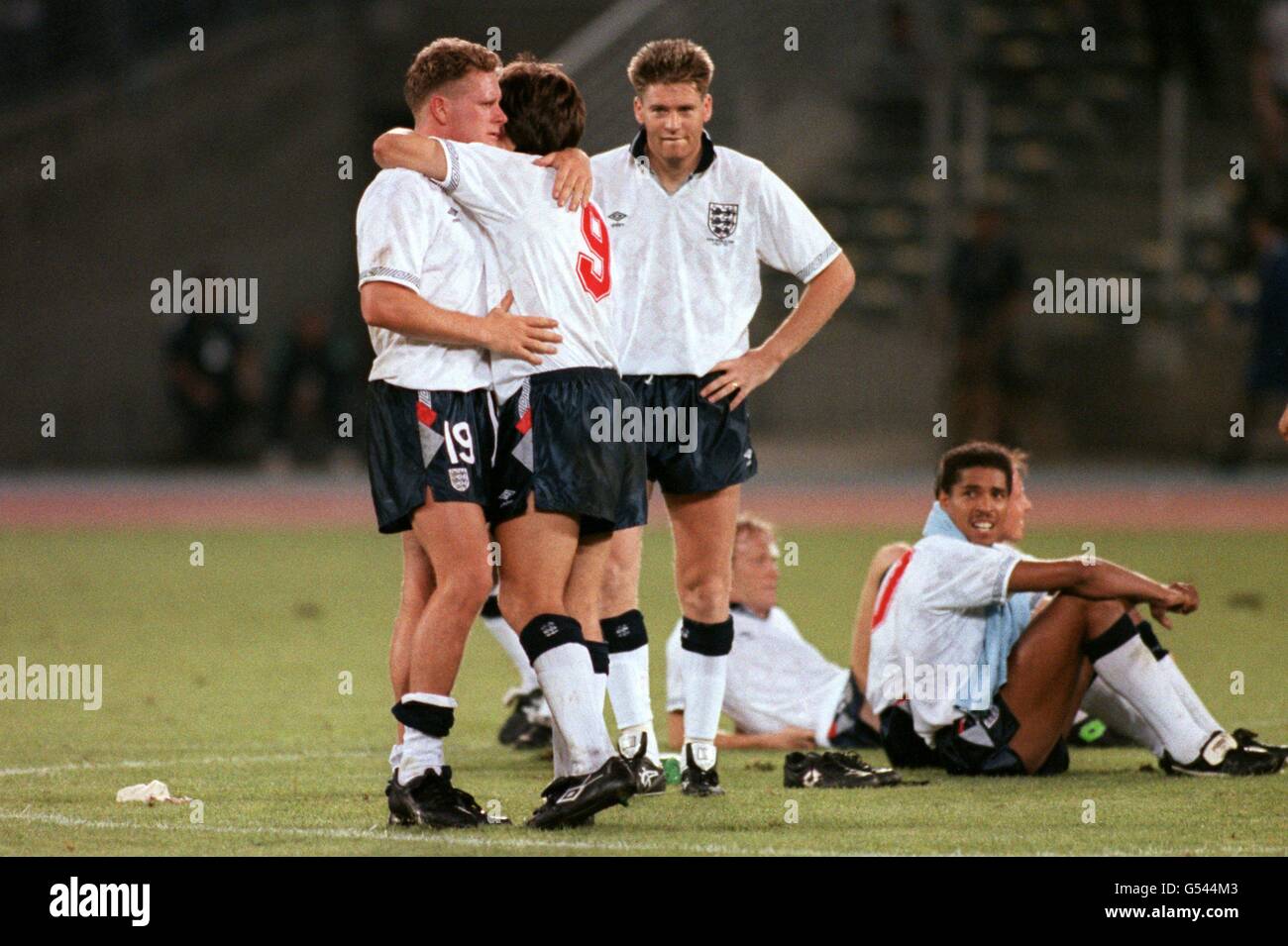 Peter Beardsley, en Angleterre, console Paul Gascoigne lors du tir de pénalité Banque D'Images