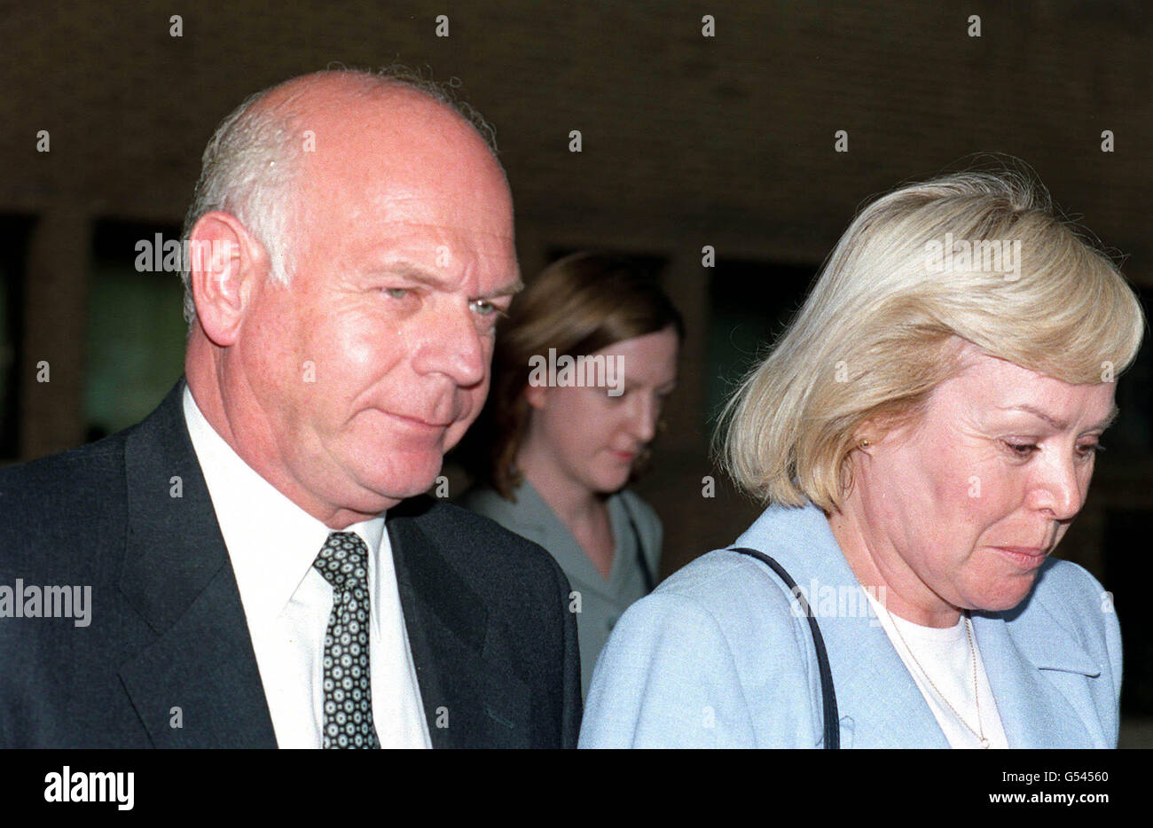 Le chef adjoint Ian Beckett, 54 ans, aux côtés de son épouse partant du tribunal de la Couronne de Southwark, à Londres. Un tribunal a entendu l'un des officiers de police les plus hauts de Grande-Bretagne mener une série extraordinaire d'agressions indécentes contre deux travailleuses civiles. * croire apparemment que ses victimes présumées n'oseraient jamais se plaindre. Beckett, de Chertsey, Surrey, nie un total de quatre chefs d'accusation d'agression indécente contre Mlle X et Mlle y, qui ne peuvent être nommés pour des raisons juridiques. Banque D'Images