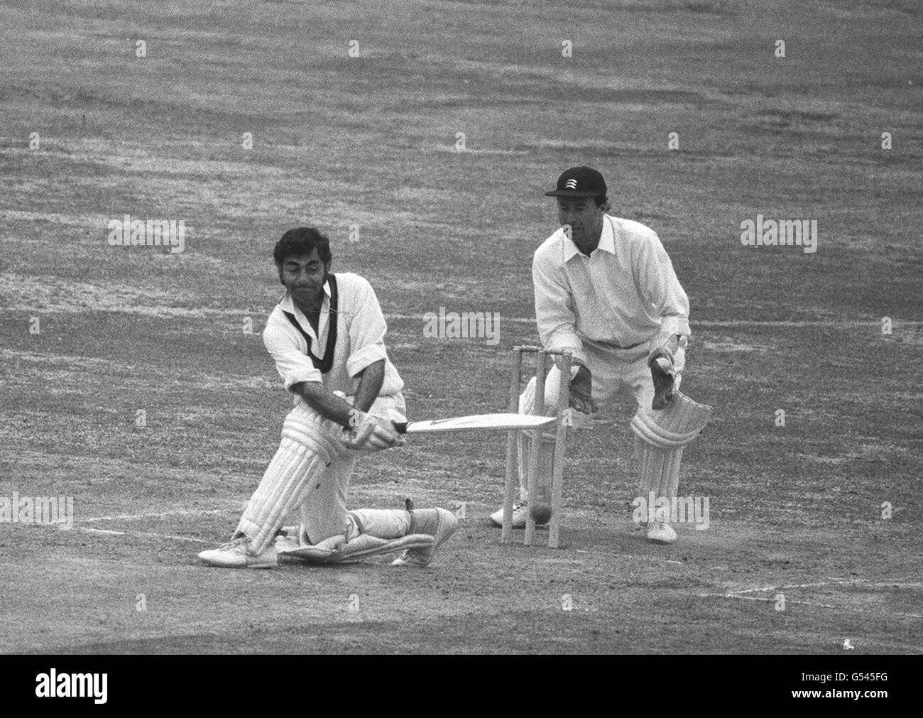 L'ouvreur du Lancashire, Farokh Engineer, tente de balayer une livraison de Norman featherstone de Middlesex pendant la dernière journée de jeu au Lord's of Three Day County Match. Banque D'Images