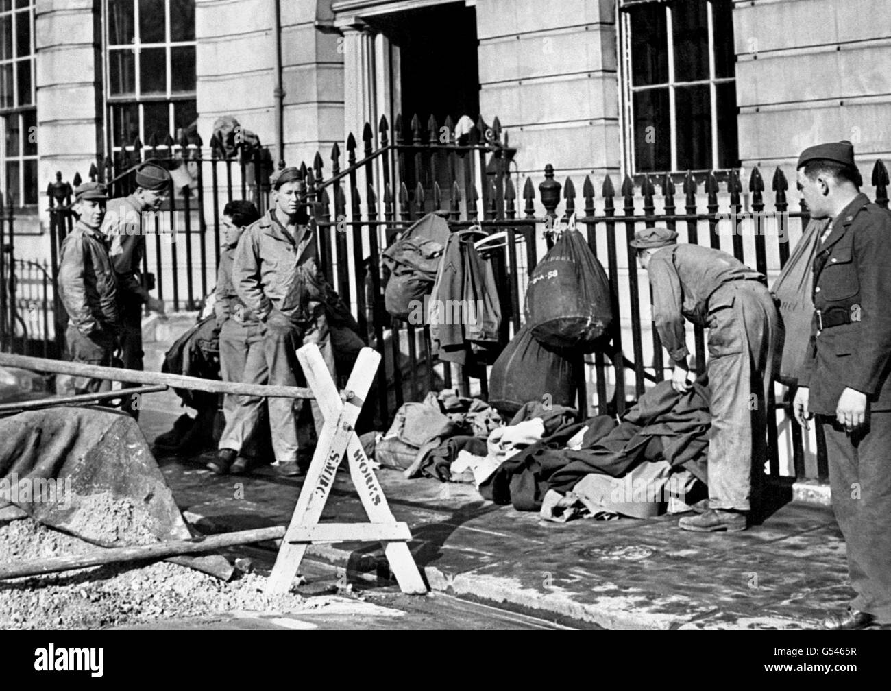 Les soldats américains stationnés dans la région de Londres participent aux opérations de sauvetage et aux combats d'incendie lors d'un raid allemand dans la ville. Photo de la collection PA de la Seconde Guerre mondiale. Banque D'Images