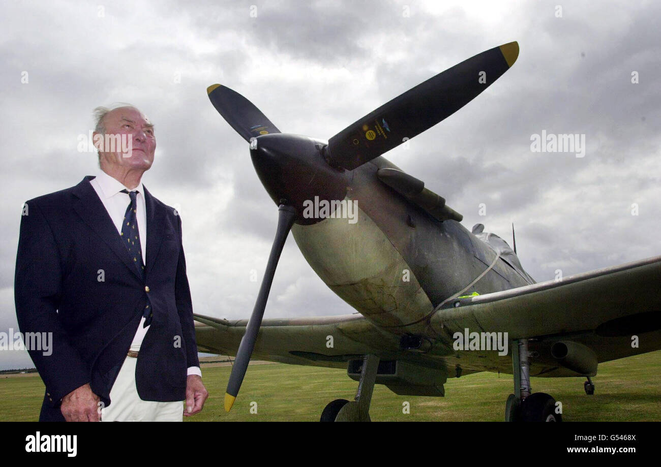 L Ancien Pilote De Chasse De La Bataille D Angleterre Tim Vigers Devant Un Spitfire Mark V Au Musee Imperial De La Guerre Duxford Cambridgeshire Au Spectacle D Anniversaire De La Bataille D Angleterre Qui