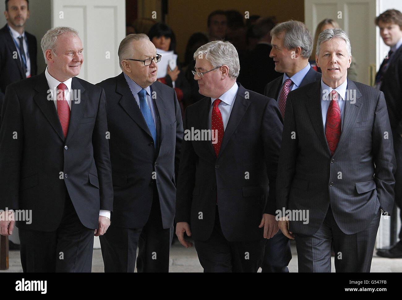 De gauche à droite) Premier ministre adjoint pour l'Irlande du Nord Martin McGuinness, Martti Ahtisaari, Tanaiste Eamon Gilmore, Owen Paterson, secrétaire de l'Irlande du Nord, et Peter Robinson, premier ministre, à la conférence sur la consolidation de la paix en utilisant l'Irlande du Nord comme étude de cas pour marquer la présidence de l'Irlande de l'Organisation pour la sécurité et la coopération en Europe à l'Hôpital Royal Kilmainham, Dublin. Banque D'Images