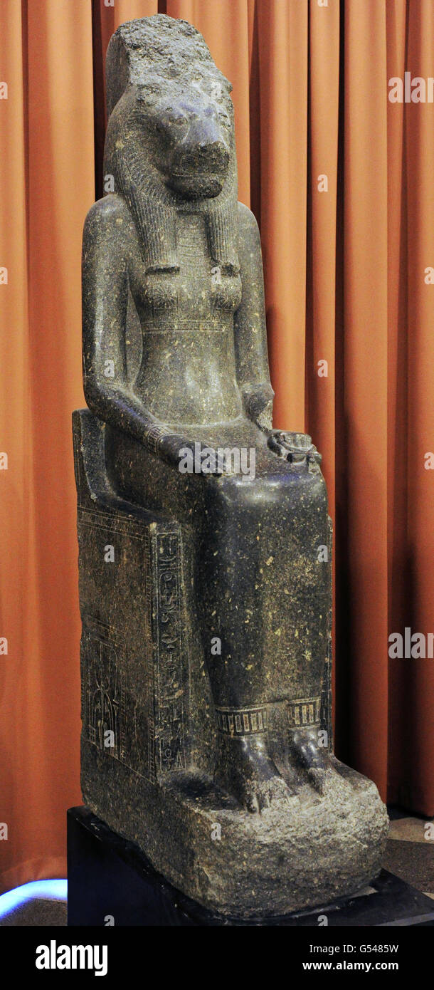 Statue de la Déesse Sekhmet-Mut. 14e c. BC. Nouvel Empire, 18e dynastie. Le Granit. Le Musée de l'Ermitage. Saint Petersburg. La Russie. Banque D'Images