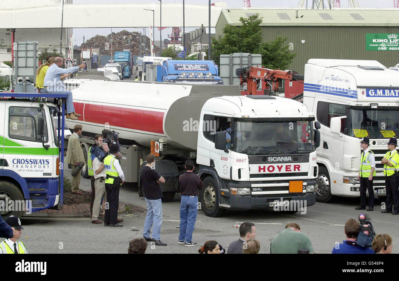 Alors que les manifestants, la police et les médias regardent, les pétroliers quittent Avonmouth Docks, Bristol. Des dizaines de pétroliers se sont mis en route vers les pompes alors que la mainmise sur les réserves de carburant du pays a commencé à se calmer. * ainsi qu'Avonmouth, les pétroliers ont quitté Coryton, Essex, Colwick à Notinghamshire et Grangemeth dans le centre de l'Écosse, entre autres. Banque D'Images