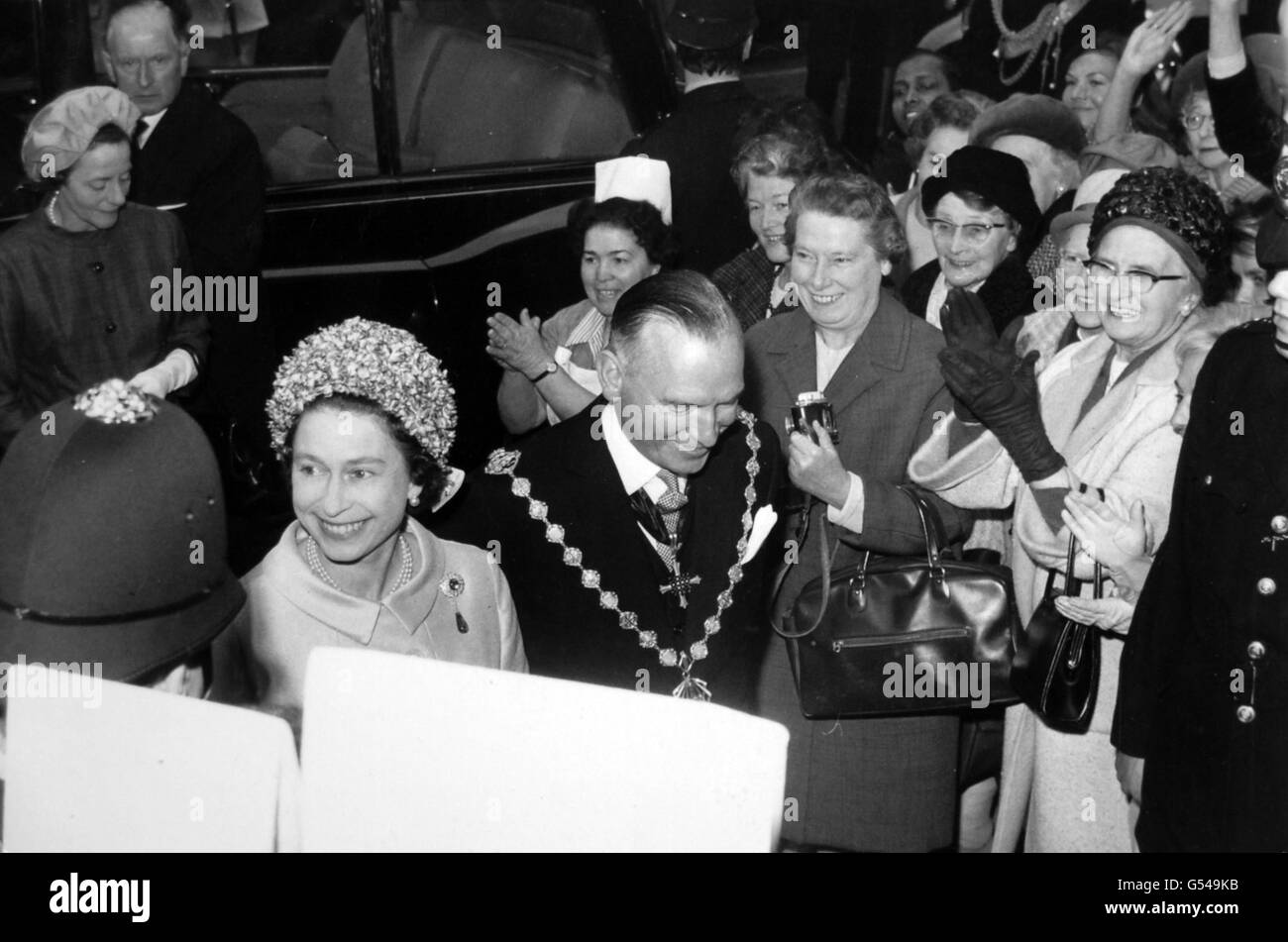 La reine Elizabeth II visite de l'hôpital Charing Cross. Avec elle est le maire de Westminster, Alderman Arthur Barratt. Banque D'Images