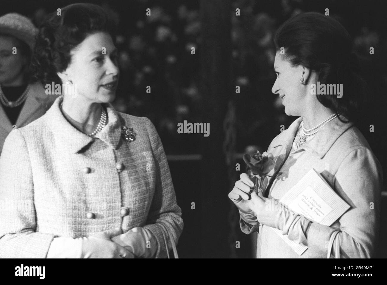 La reine Elizabeth II et la princesse Margaret au Chelsea Flower Show. Banque D'Images