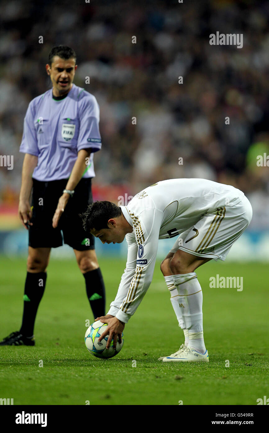 Cristiano Ronaldo du Real Madrid place son coup de pied libre regardé par Arbitre Viktor Kassai Banque D'Images