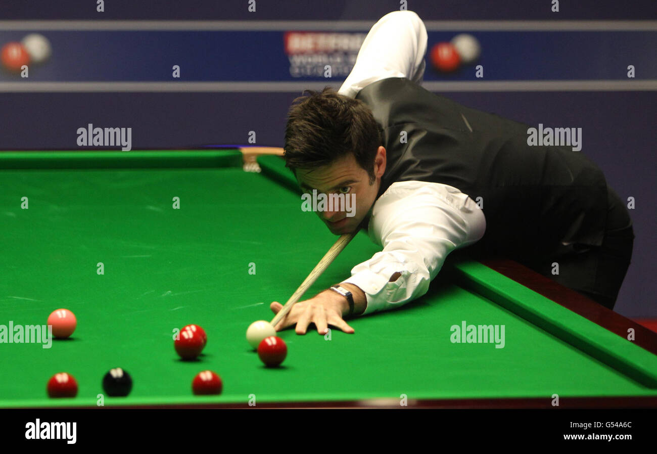 Ronnie O'Sullivan d'Angleterre pendant son match avec Neil Robertson d'Australie pendant les Championnats du monde de snooker Betfred.com au Crucible Theatre, Sheffield. Banque D'Images