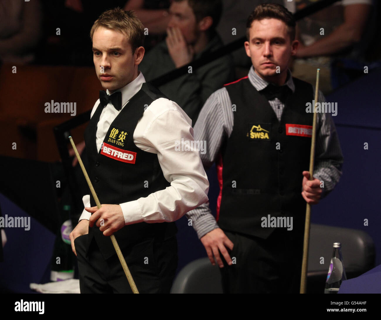 Ali carter, d'Angleterre (à gauche) lors de son match contre Jamie Jones, du pays de Galles, lors des championnats du monde de snooker Betfred.com au Crucible Theatre, Sheffield. Banque D'Images