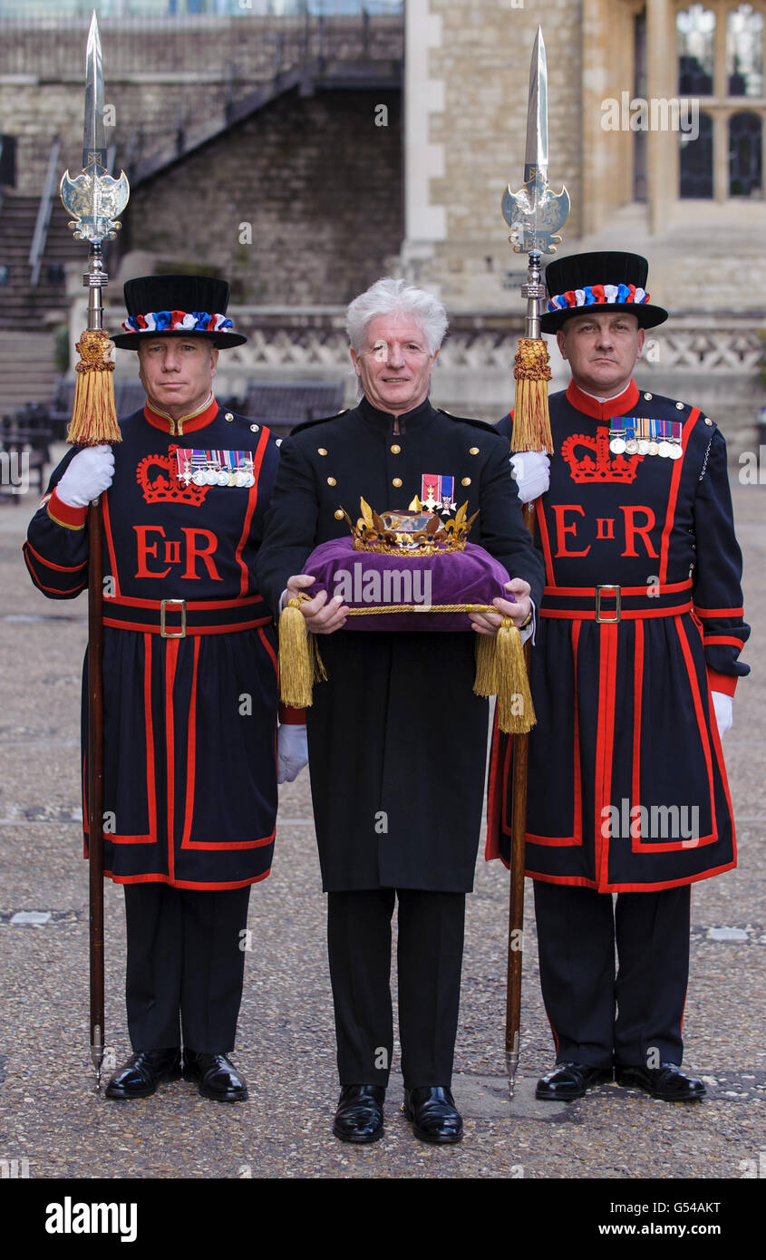 Pageantmaster des Jubilés de diamant de la Reine Bruno Peek (au centre) avec le Jubilé de diamant, à la Tour de Londres, dans le centre de Londres, où le cristal doit être conservé jusqu'aux célébrations du Jubilé de diamant de la Reine Elizabeth II. Banque D'Images