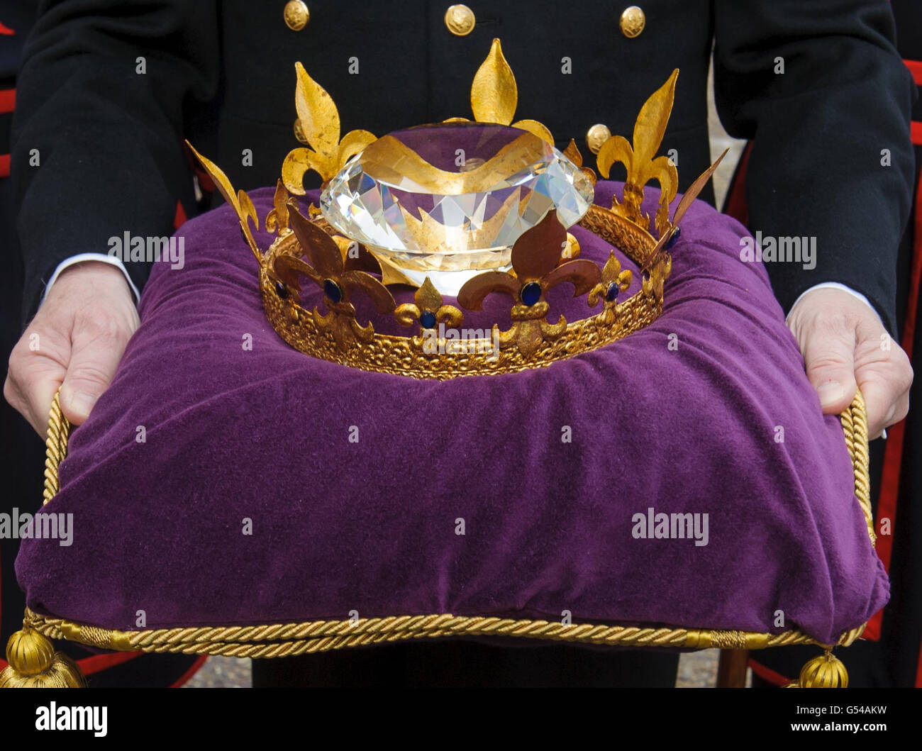 Pageantmaster des Jubilés de diamant de la reine Bruno Peek avec le Jubilé de diamant, à la Tour de Londres, dans le centre de Londres, où le cristal doit être conservé jusqu'aux célébrations du Jubilé de diamant de la reine Elizabeth II. Banque D'Images