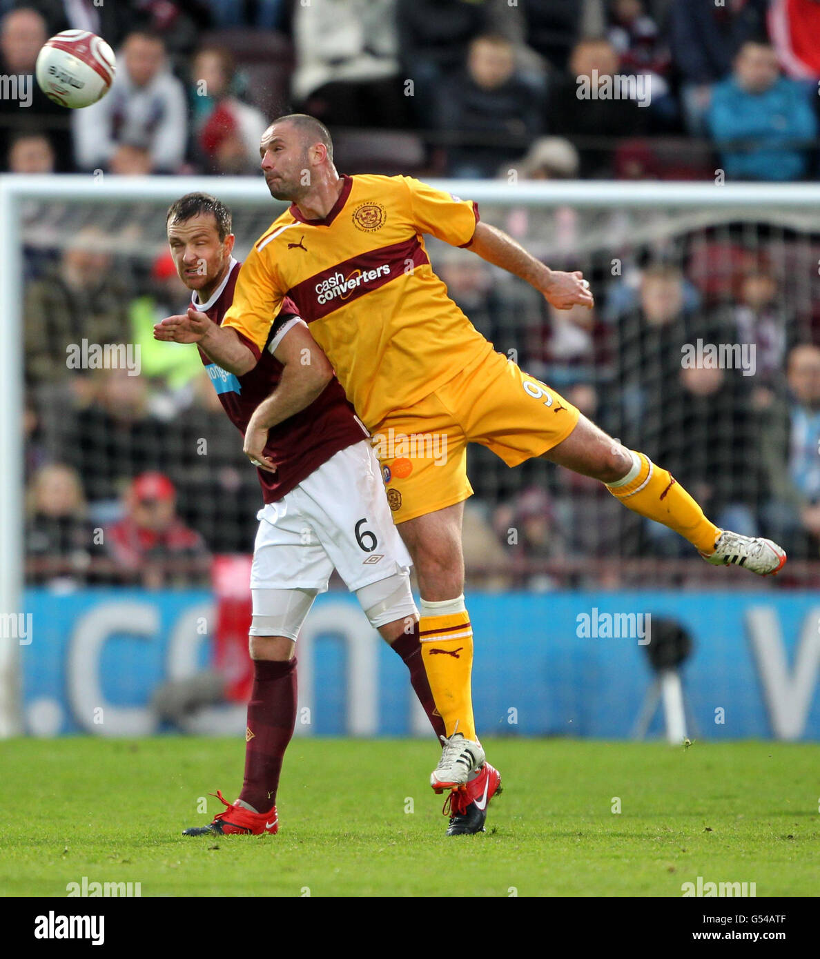 Andy Webster de Hearts défie Motherwells Michael Higdon lors de la Clydesdale Bank Scottish Premier League au stade Tynecastle, à Édimbourg. Banque D'Images