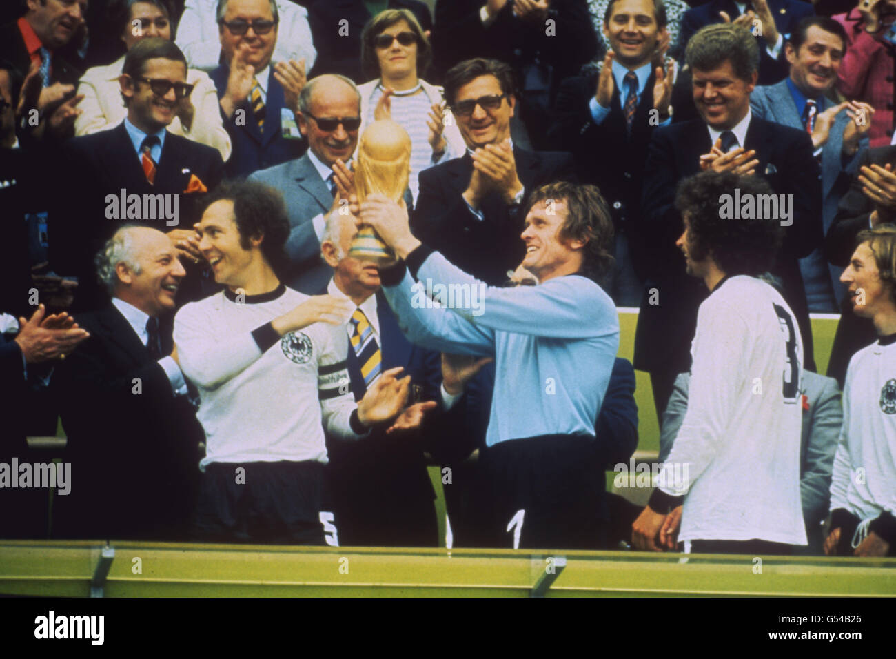 (l-r) le capitaine de l'Allemagne de l'Ouest Franz Beckenbauer et gardien de but Sepp Maier, avec la coupe du monde après avoir battu les Pays-Bas 2-1. Banque D'Images