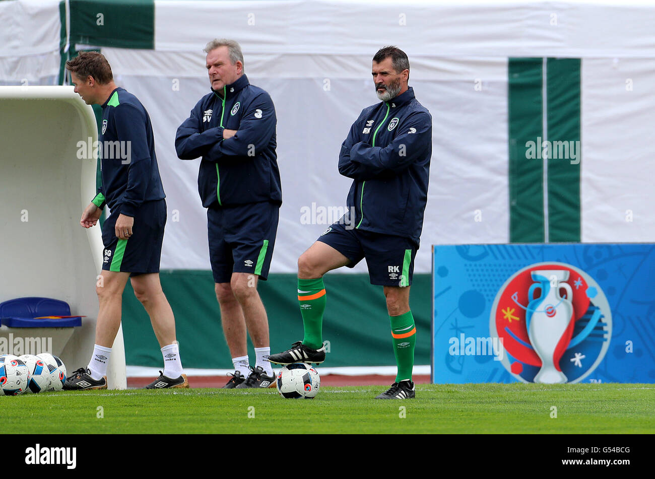 République d'Irlande responsables adjoints Roy Keane (droite) et Steve Walford (centre) lors d'une session de formation au stade de Montbauron, Versailles. Banque D'Images