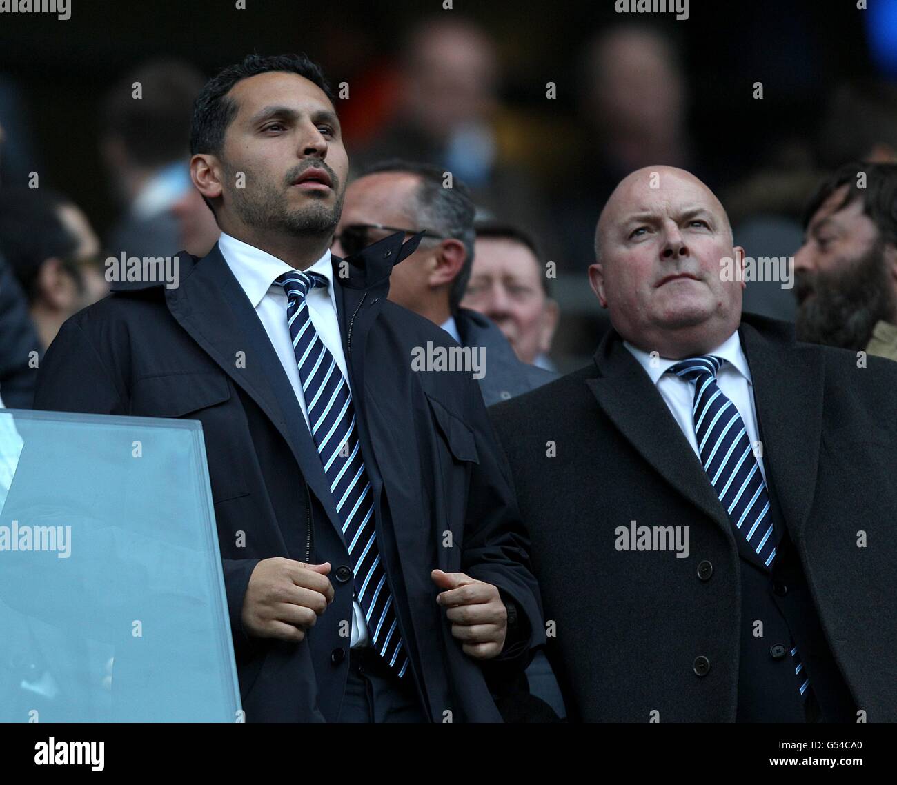 Football - Barclays Premier League - Manchester City / Manchester United - Etihad Stadium.Le président de Manchester City, Khaldoon Al Mubarak (à gauche) et le chef de l'exécutif par intérim, John MacBeath (à droite), se trouvent dans les tribunes Banque D'Images