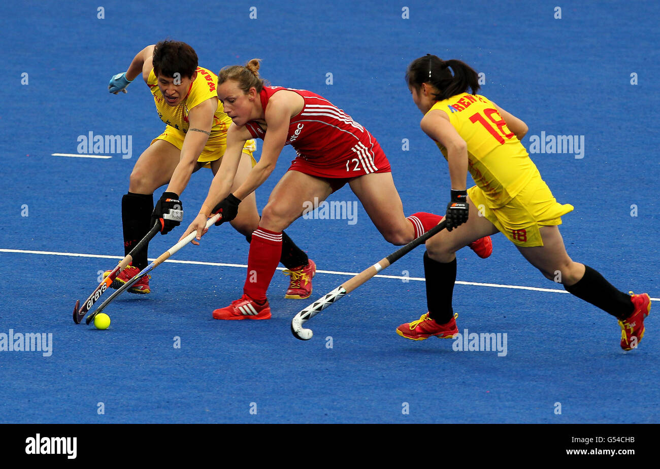 Chloe Rogers en Grande-Bretagne (au centre) et Mengyu Wang en Chine (à gauche) et Ting Huang (à droite) se battent pour le ballon lors du tournoi de hockey sur invitation Visa International à la Riverbank Arena, à Londres. Banque D'Images