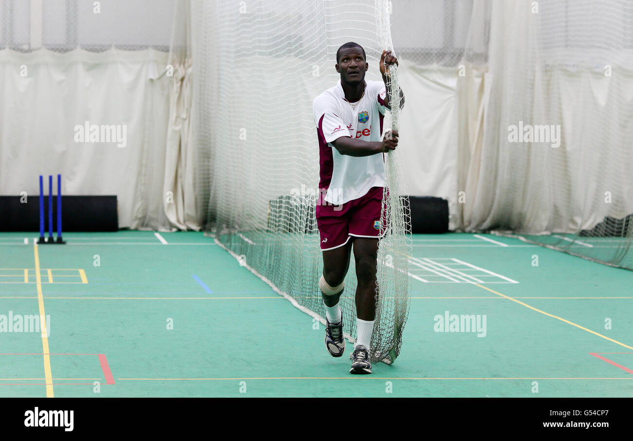 Le capitaine Darren Sammy des Indes occidentales aide à mettre en place une pratique de filet intérieur au terrain du comté de PROBIZ, à Brighton. Banque D'Images