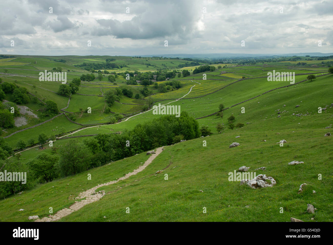 La vue sur le sentier menant du côté de Malham Cove dans le North Yorkshire Dales National Park Banque D'Images