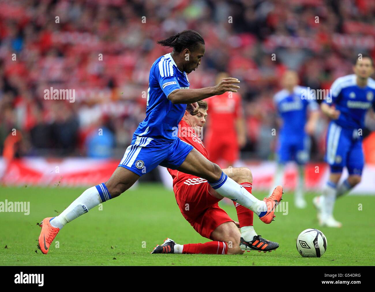 Steven Gerrard (à droite) de Liverpool et Didier Drogba (à gauche) de Chelsea pour le ballon Banque D'Images